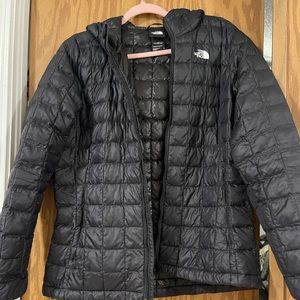 North face women’s puffer jacket w/ hoodie